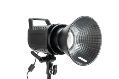 Stüdyo ışığının dörtte üçü, derin yansıtıcısı olan, beyaza izole edilmiş. Bir stantta profesyonel fotoğraf ışıklandırması, dokulu yansıtıcıyı gösterir ve bağlar.