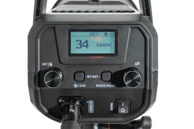 Arka kontrol panelinin yakın çekimleri LCD 'de 5600 bin gösteriyor. Stüdyo LED lambasının düğmeleri, düğmeleri ve elektrik düğmesi detayı.