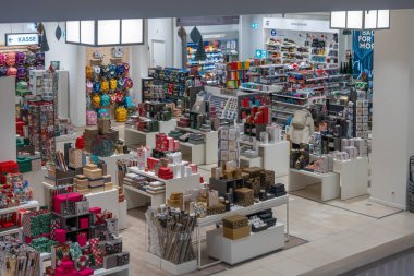 Almanya 3 Aralık 2025. Hediyelik eşya ve kırtasiye bölümünün geniş açılı görüntüsü. Ambalaj kağıdı, kutu ve mevsimlik eşyalar ile tatil alışveriş sahnesi.