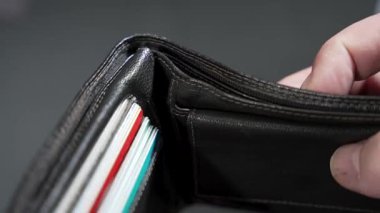 Yakın çekimde bir cüzdanı aç ve boş olduğunu göster. Yoksulluk, borç, bütçe, durgunluk veya beklenmedik harcamalar videosunu kabul et.