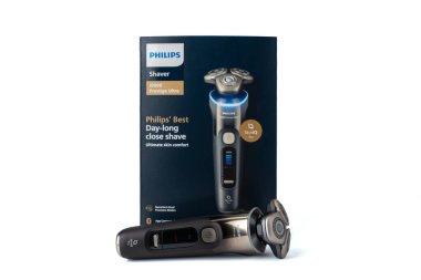 Philips elektrikli tıraş makinesi i9000 Prestige Ultra kutusu ile beyaza izole edilmiş. Bakım, teknoloji ve perakende konseptleri için birinci sınıf döner jilet..
