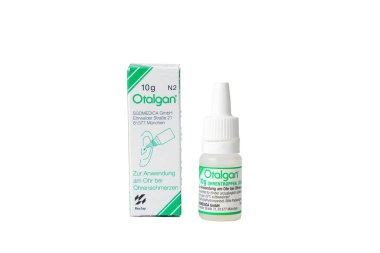 Beyaz üzerine izole edilmiş kutu ve şişe ile Otalgan kulak damlası. Paketleme ve uygulamayı gösteren sağlık ürünlerini temizle.