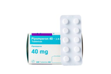 Pipamperon 40 mg 'lık bir kutu ve beyazı da su topladı. Eczane ve ilaç konseptleri için stüdyo ürünü fotoğrafı.