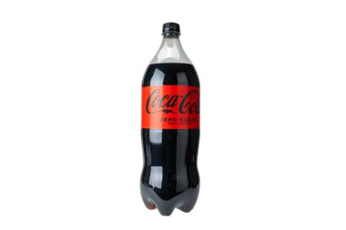 Coca-Cola Sıfır Şeker şişesi. Coca-Cola Sıfır Şekerli plastik şişe beyaza izole edilmiş. Kırmızı etiketli ve siyah başlıklı temiz ürün paketi.
