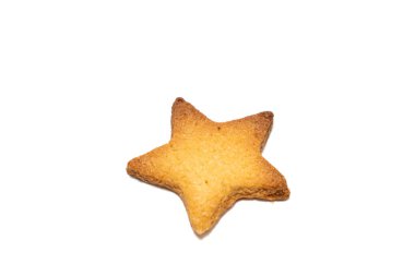 Tek bir yıldız şeklindeki tereyağlı kurabiye beyaz bir zemine dayanır. Altın yüzeyi ve çıtır çıtır kenarları klasik bir kurabiye tarzı bisküvi olduğunu gösteriyor..