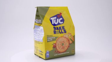 Almanya 28 Aralık 2025. TUC Pasta Yuvarlak Yuvarlak ve Zeytin Torbası tam ambalaj tasarımı ve lezzet görsellerini sunarak eşit olarak döner. Çıtır çıtır atıştırmalıkların dönüşümlü videosu..