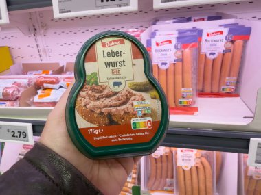 Almanya 29 Aralık 2025. Geleneksel ciğer sosisi paketlenmiş ürünler süpermarket koridorunda tutulur. Görünür markalaşma ve soğutulmuş gıda geçmişi olan klasik et..