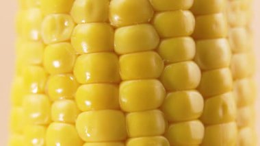 Parlak desenli taze, sarı mısır tanelerinin dönüşümlü görüntüsü. Makro yiyecek videosu temiz bir arkaplanda doğal desen, tazelik ve canlı bir renk gösteriyor..