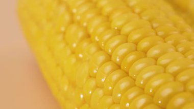 Kaynamış mısır koçanı ve sulu çekirdeklerin dönüşümlü görüntüsü. Yemek pişirme, beslenme ve taze malzemeler için mükemmel bir makro video..