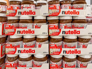 Bir yığın Nutella kavanozu. Kavanozlar kırmızı ve beyaz.