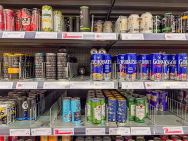 Rafta bir sıra bira kutusu. Kutular bir mağazada. Birçok farklı bira çeşidi vardır.