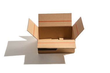 Karton kutunun biraz daha düşük bir açıyla beyaz üzerine çekilmiş hali. Temiz stüdyo ışıklandırması lojistik veya ambalaj temaları için yapı ve derinliği vurguluyor.