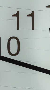 Soldan sağa hareket zamanı minimalist bir duvar saati yüzünde geçiyor. Düz hareket ve kayan sayılar zamanı, sürekliliği ve sürekli ilerlemeyi sembolize eder..