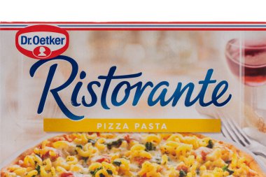Almanya 30 Ocak 2026. Dr. Oetker Ristorante Pizza Makarna Paketi 'nin ön görüntüsü makarna stili malzemeyi gösteriyor. Donmuş pizza ürünü ticari kullanım için beyaz arka planda izole edildi.