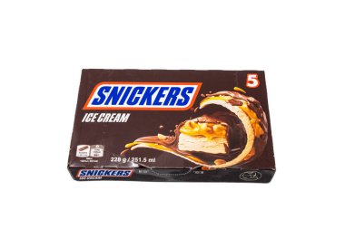 Almanya 30 Ocak 2026. Çikolata ve karamel dolu Snickers dondurma kutusunun açılı görüntüsü. Beyaz arka planda izole edilmiş profesyonel ürün fotoğrafı.