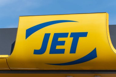 Almanya 13 Mart 2026. Koyu mavi harfli parlak sarı tabela ve parlak tasarım. Mavi gökyüzü tabelanın arkasında açık bir zemin oluşturuyor. Keskin kenarlı, modern grafik tasarımı. İşaret biçimlendirilmiş harfleri gösterir