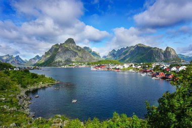 Norveç Lofoten Dağları 'nın gökyüzü arka planında