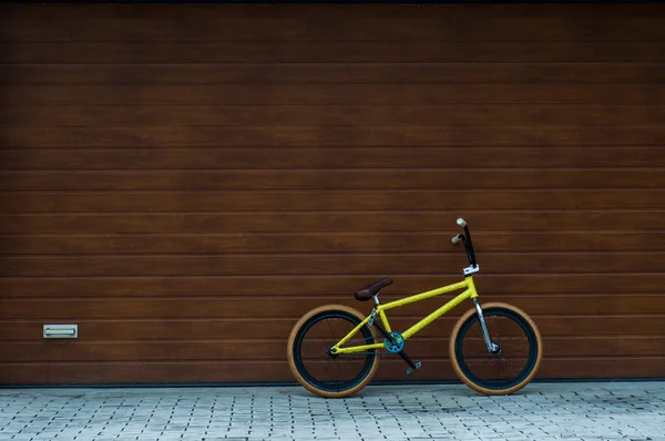 Banana bicykle perto da garagem — Fotografia de Stock