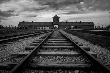 Auschwitz Toplama Kampı, Polonya: Auschwitz, İkinci Dünya Savaşı ve Yahudi Soykırımı sırasında işgal altındaki Polonya 'da Nazi Almanyası tarafından işletilen 40' tan fazla toplama ve imha kampı kompleksi idi..