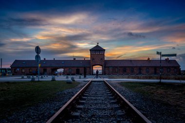 Auschwitz Toplama Kampı, Polonya: Auschwitz, İkinci Dünya Savaşı ve Yahudi Soykırımı sırasında işgal altındaki Polonya 'da Nazi Almanyası tarafından işletilen 40' tan fazla toplama ve imha kampı kompleksi idi..