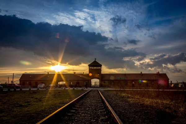 Auschwitz Toplama Kampı, Polonya: Auschwitz, İkinci Dünya Savaşı ve Yahudi Soykırımı sırasında işgal altındaki Polonya 'da Nazi Almanyası tarafından işletilen 40' tan fazla toplama ve imha kampı kompleksi idi..