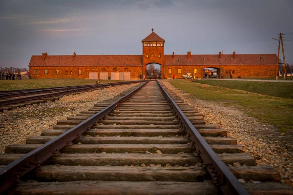 Auschwitz Toplama Kampı, Polonya: Auschwitz, İkinci Dünya Savaşı ve Yahudi Soykırımı sırasında işgal altındaki Polonya 'da Nazi Almanyası tarafından işletilen 40' tan fazla toplama ve imha kampı kompleksi idi..