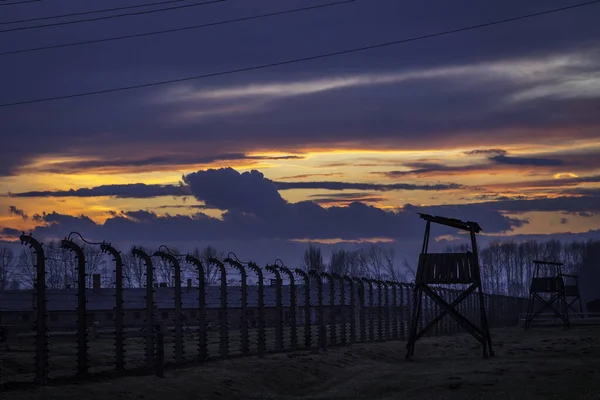Auschwitz Toplama Kampı, Polonya: Auschwitz, İkinci Dünya Savaşı ve Yahudi Soykırımı sırasında işgal altındaki Polonya 'da Nazi Almanyası tarafından işletilen 40' tan fazla toplama ve imha kampı kompleksi idi..