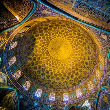 Şeyh Lotfollah Camii - Bu caminin amacı, halka hitap eden İmam Camii 'nin aksine, kraliyet sarayının özel bir camii olmasıydı. Bu nedenle, caminin minaresi yoktur ve daha küçüktür..