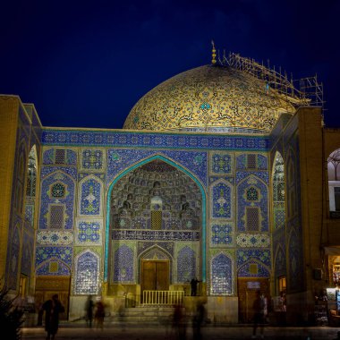 Geceleyin Şeyh Lotfollah Camii - Bu caminin amacı, halka hitap eden İmam Camii 'nin aksine, kraliyet sarayının özel bir camii olmasıydı. Bu nedenle caminin minaresi yoktur ve daha küçüktür..
