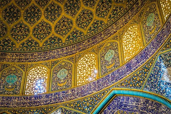 Şeyh Lotfollah Camii - Bu caminin amacı, halka hitap eden İmam Camii 'nin aksine, kraliyet sarayının özel bir camii olmasıydı. Bu nedenle, caminin minaresi yoktur ve daha küçüktür..