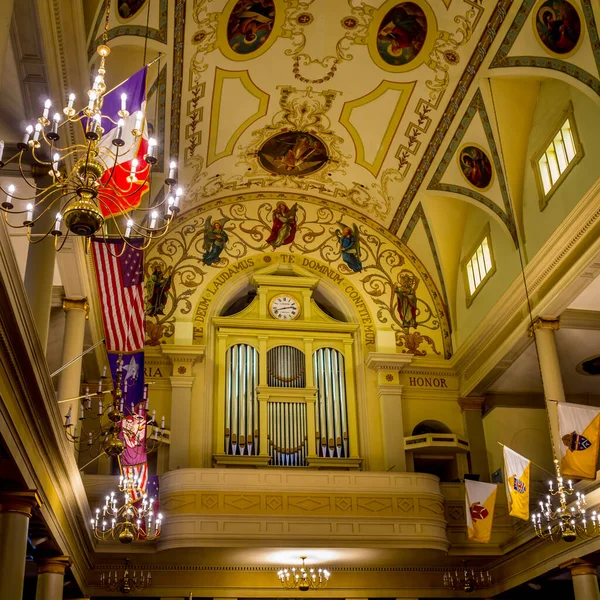 St. Louis Katedrali, New Orleans, Louisiana - St. Louis Katedrali ABD 'de sürekli kullanılan en eski katedraldir. Fransa Kralı 16. Louis olarak da bilinen Saint Louis 'e ithaf edilmiştir. Bölgedeki ilk kilise 1718 'de inşa edildi..