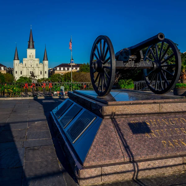 Washington Topçu Parkı, New Orleans, Louisiana. Top ve küçük plaza, Louisiana valisinin eyalet meclisine 4 librelik dört top satın alma yetkisi vermesiyle 1821 'de New Orleans milis grubunu onurlandırdı..