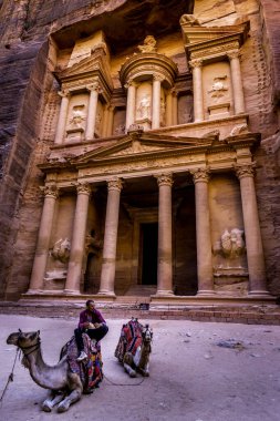 Petra, Ürdün - Petra antik kenti Hazine 'yi gösteriyor, El-Khazneh olarak da bilinir. Petra, UNESCO 'nun Dünya Mirası Alanlarından biri. Dünya 'nın en zengin ve en büyük arkeolojik sahalarından birisidir..