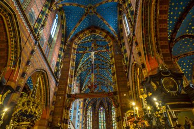 St. Mary Bazilikası, Krakow: St. Mary Bazilikası 'nın iç kısımları zarif dekorasyon ve Gotik kemerlerden oluşan mavi ve altın rengi bir yama gösteriyor.