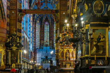St. Mary Bazilikası, Krakow: St. Mary Bazilikası 'nın iç kısımları zarif dekorasyon ve Gotik kemerlerden oluşan mavi ve altın rengi bir yama gösteriyor.