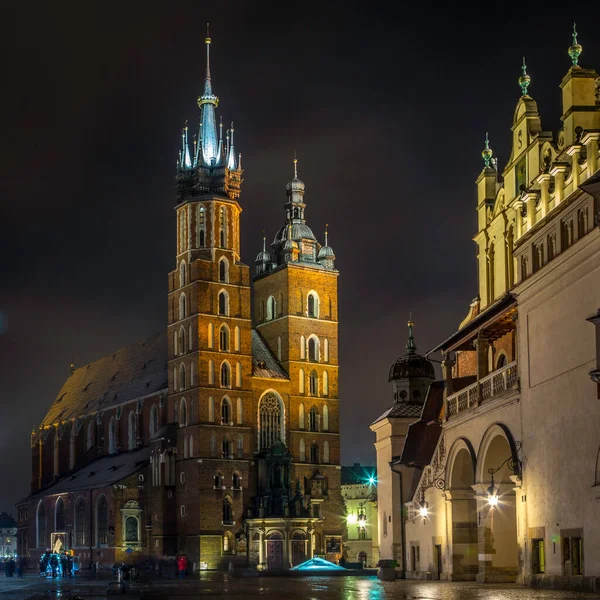 St. Mary Bazilikası, Krakow: Kilise 14. yüzyılda inşa edilmiştir, temelleri 13. yüzyılın başlarına dayanır ve Polonya Gotik mimarisinin en iyi örneklerinden biridir. İki farklı boyutta çan kulesi ile karakterize edilir..