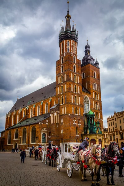 St. Mary Bazilikası, Krakow: Kilise 14. yüzyılda inşa edilmiştir, temelleri 13. yüzyılın başlarına dayanır ve Polonya Gotik mimarisinin en iyi örneklerinden biridir. İki farklı boyutta çan kulesi ile karakterize edilir..