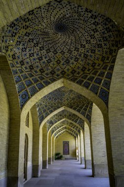 Nasir-ol-Molk Camii (Pembe Cami), Şii, İran: Cami, binanın ön tarafındaki çok sayıda güzel renkli cam parçasıyla tasarlandı ve güneş ön cepheye her parladığında büyük halılara güzel renkler yayıyor..
