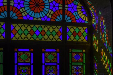 Nasir-ol-Molk Camii (Pembe Cami), Şii, İran: Cami, binanın ön tarafındaki çok sayıda güzel renkli cam parçasıyla tasarlandı ve güneş ön cepheye her parladığında büyük halılara güzel renkler yayıyor..