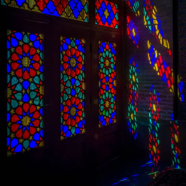 Nasir-ol-Molk Camii (Pembe Cami), Şii, İran: Cami, binanın ön tarafındaki çok sayıda güzel renkli cam parçasıyla tasarlandı ve güneş ön cepheye her parladığında büyük halılara güzel renkler yayıyor..