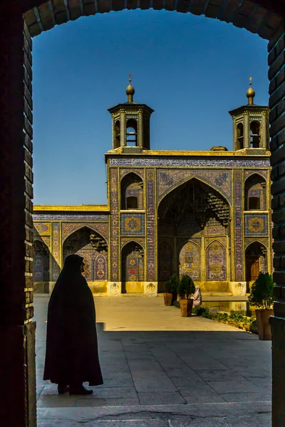 Nasir-ol-Molk Camii (Pembe Cami), Şii, İran: Cami, binanın ön tarafındaki çok sayıda güzel renkli cam parçasıyla tasarlandı ve güneş ön cepheye her parladığında büyük halılara güzel renkler yayıyor..