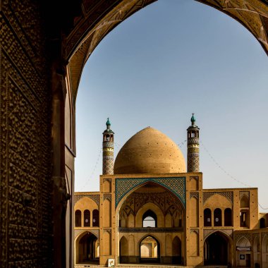 Ağa Bozorg Camii, Kashan, İran: İran mimarisinin tipik bir örneğidir..