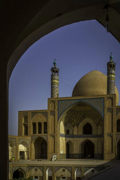 Ağa Bozorg Camii, Kashan, İran: İran mimarisinin tipik bir örneğidir..