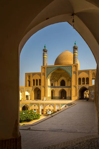 Ağa Bozorg Camii, Kashan, İran: İran mimarisinin tipik bir örneğidir..