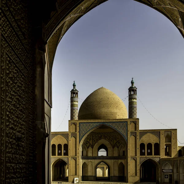 Ağa Bozorg Camii, Kashan, İran: İran mimarisinin tipik bir örneğidir..