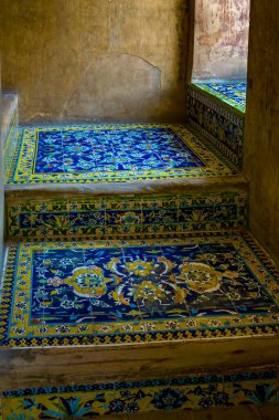 Ali Qapu Sarayı, İsfahan, İran - Saray Safevi hanedanının Pers İmparatorlarının resmi ikametgahı olarak hizmet verdi. UNESCO, kültürel ve tarihsel önemi nedeniyle sarayı ve meydanı Dünya Mirası olarak yazdı.. 