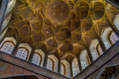 Ali Qapu Sarayı, İsfahan, İran - Saray Safevi hanedanının Pers İmparatorlarının resmi ikametgahı olarak hizmet verdi. UNESCO, kültürel ve tarihsel önemi nedeniyle sarayı ve meydanı Dünya Mirası olarak yazdı.. 