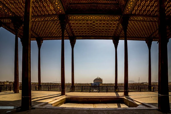 Ali Qapu Sarayı, İsfahan, İran - Saray Safevi hanedanının Pers İmparatorlarının resmi ikametgahı olarak hizmet verdi. UNESCO, kültürel ve tarihsel önemi nedeniyle sarayı ve meydanı Dünya Mirası olarak yazdı.. 