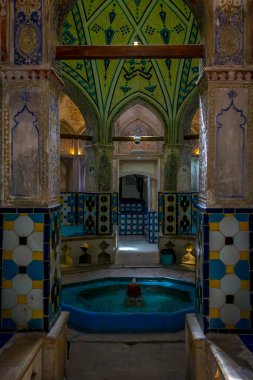 Sultan Amir Ahmad Bathhouse, Kashan, İran. Bu 16. yüzyılda inşa edilmiş geleneksel bir hamam. Hamamın içi turkuaz, altın kaplama, sıva, tuğla ve sanatsal resimlerle süslenmiştir..