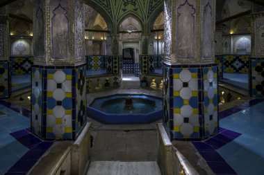 Sultan Amir Ahmad Bathhouse, Kashan, İran. Bu 16. yüzyılda inşa edilmiş geleneksel bir hamam. Hamamın içi turkuaz, altın kaplama, sıva, tuğla ve sanatsal resimlerle süslenmiştir..